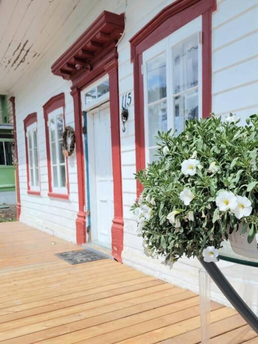 Om Chalet 1 Avec Spa Face Au Fleuve Saint-Jean Esterno foto