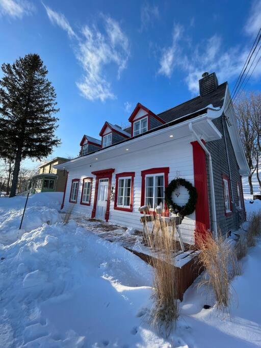 Om Chalet 1 Avec Spa Face Au Fleuve Saint-Jean Esterno foto