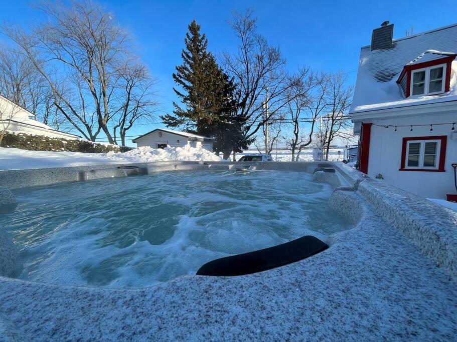 Om Chalet 1 Avec Spa Face Au Fleuve Saint-Jean Esterno foto